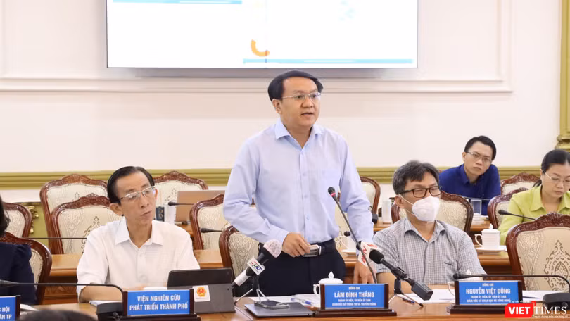 Giám đốc Sở TTTT TP.HCM - ông Lâm Đình Thắng cập nhật tình hình công tác chuyển đổi số của TP tại cuộc họp sáng 4/8