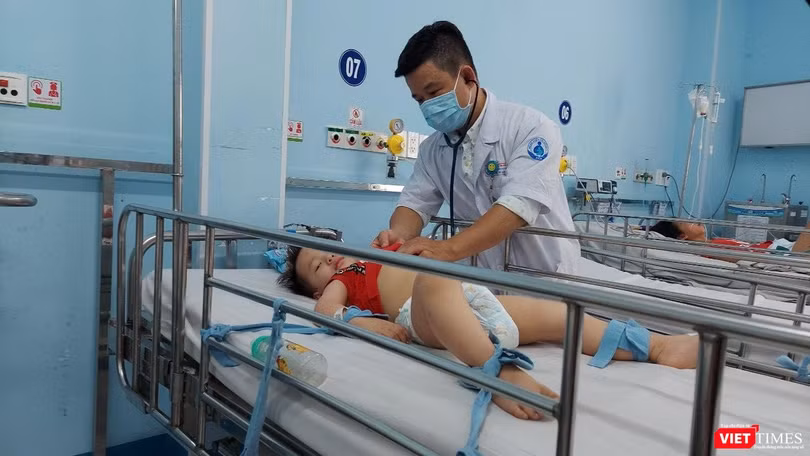 Bác sĩ Dư Tuấn Quy, Trưởng Khoa Nhiễm - Bệnh viện Nhi Đồng 1 TP.HCM khám cho bệnh nhi. Ảnh: HB