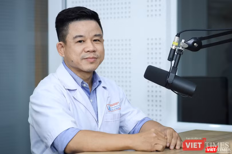 Bác sĩ Dư Tuấn Quy trả lời về cúm A, khuyến cáo nếu sử dụng Tamiflu không đúng cách có nguy cơ dẫn tới kháng thuốc. Ảnh: HB Bác sĩ Dư Tuấn Quy trả lời về cúm A, khuyến cáo nếu sử dụng Tamiflu không đúng cách có nguy cơ dẫn tới kháng thuốc. Ảnh: HB