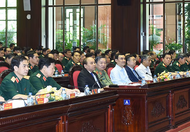 Thủ tướng Nguyễn Xuân Phúc tham dự Hội nghị Quân chính toàn quân 6 tháng đầu năm 2016.