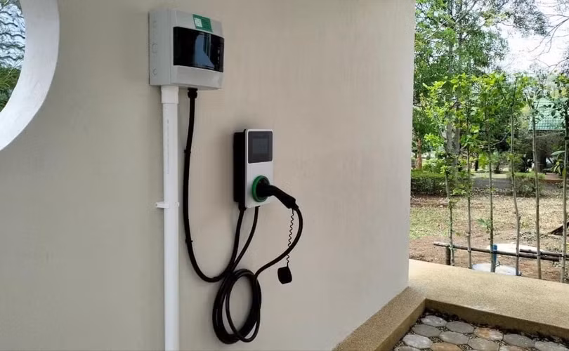 Lắp đặt trạm sạc ô tô điện tại nhà: Đắt hay rẻ, lợi và hại ra sao?
