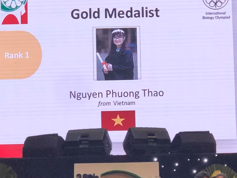 Nguyễn Phương Thảo của THPT chuyên ĐH KHTN được tôn vinh là "the first winer" (Ảnh: Thanh Huyền)