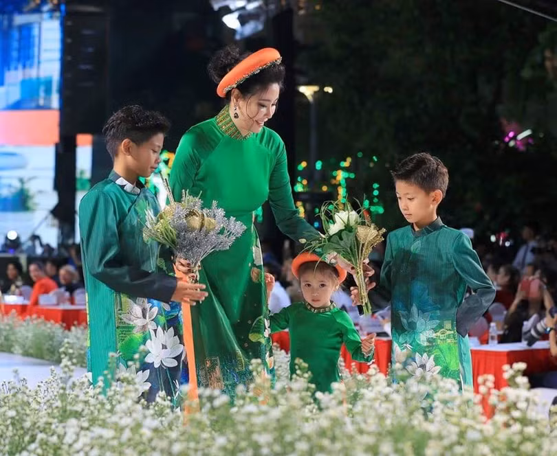 Hoa hậu Hà Kiều Anh trình diễn cùng ba con tại Lễ hội Áo dài 2019 