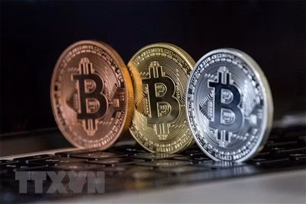 Khi nói tới bitcoin, nhà đầu tư sẽ không thể quên được giai đoạn mà ai cũng đổ xô đi mua một đồng tiền điện tử với quá khứ hình thành mờ ảo như định nghĩa của nó vậy. Ảnh minh họa: TTXVN Khi nói tới bitcoin, nhà đầu tư sẽ không thể quên được giai đoạn mà ai cũng đổ xô đi mua một đồng tiền điện tử với quá khứ hình thành mờ ảo như định nghĩa của nó vậy. Ảnh minh họa: TTXVN