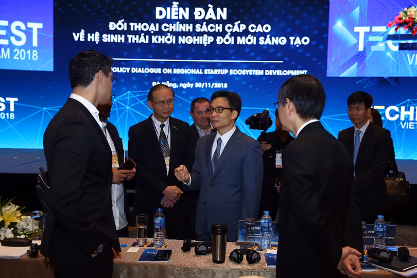 Phó Thủ tướng Vũ Đức Đam trao đổi với các các đại biểu tại Diễn đàn.