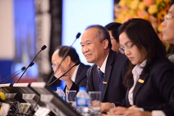 Ông Dương Công Minh - Chủ tịch HĐQT Sacombank trả lời chất vấn của cổ đông tại ĐHCĐ thường niên 2021. Ảnh: T.H Ông Dương Công Minh - Chủ tịch HĐQT Sacombank trả lời chất vấn của cổ đông tại ĐHCĐ thường niên 2021. Ảnh: T.H