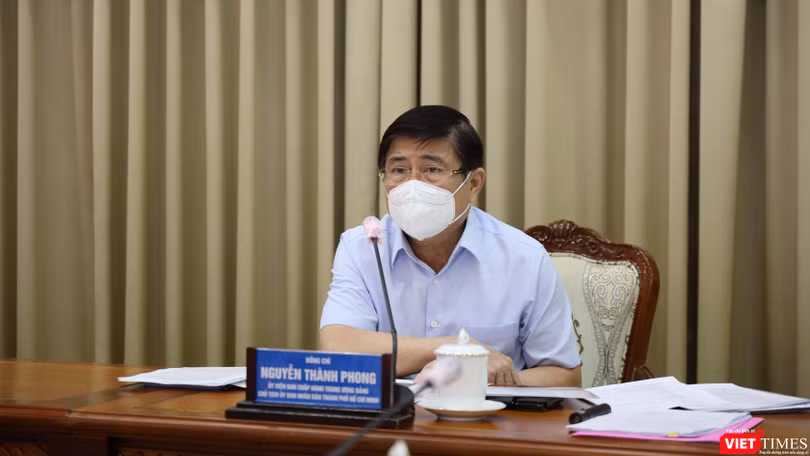 Chủ tịch UBND TP.HCM Nguyễn Thành Phong cho biết TP đã chuẩn bị phương án 10.000 giường bệnh điều trị COVID-19 (Ảnh: TTBC) 