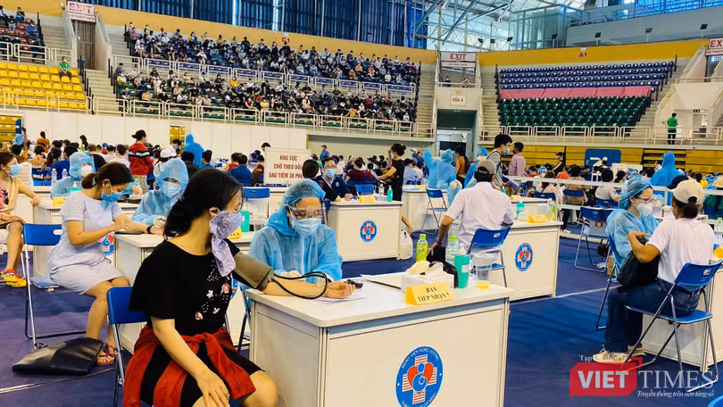 Giãn cách trật tự tiêm vaccine COVID-19 tại Nhà thi đấu Phú Thọ trong những ngày cuối chiến dịch - Ảnh: CTV Giãn cách trật tự tiêm vaccine COVID-19 tại Nhà thi đấu Phú Thọ trong những ngày cuối chiến dịch - Ảnh: CTV