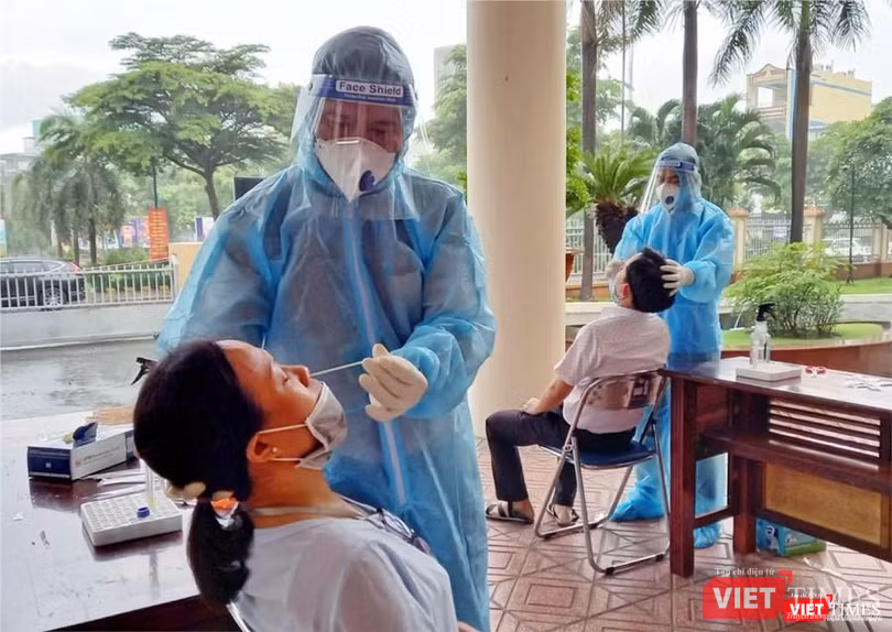 Lấy mẫu mở rộng cư dân liên quan đến chợ Sơn Kỳ, quận Tân Phú - Ảnh: HCDC
