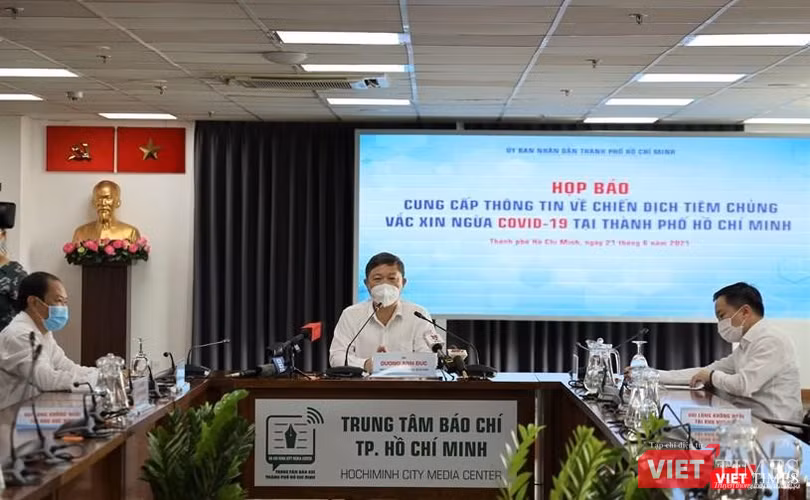 Ông Dương Anh Đức chủ trì họp báo trưa nay 21-6, với sự tham dự của BS Nguyễn Hoài Nam, Phó Giám đốc Sở Y tế và ông Từ Lương, Phó Giám đốc Sở TTTT TP.HCM