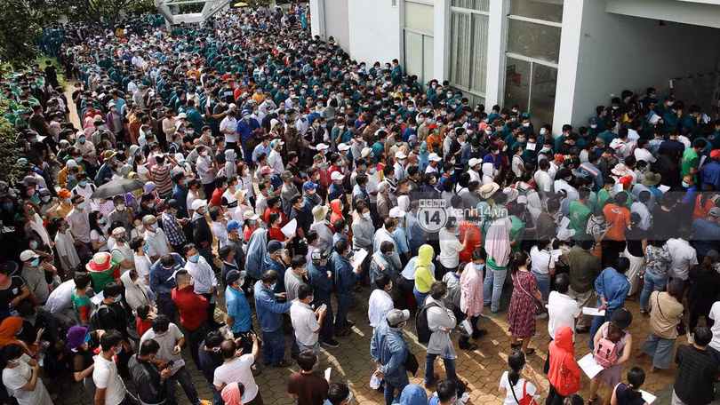 Khung cảnh trước Nhà thi đấu Phú Thọ khiến dấy lên lo ngại về việc giãn cách xã hội trong những ngày dịch bệnh hoành hành - Ảnh: Kênh 14