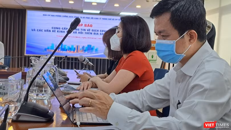 Ông Nguyễn Hồng Tâm - Phó Giám đốc phụ trách HCDC tại cuộc họp báo chiều 28/7 cũng đưa nhiều cảnh báo về bệnh đậu mùa khỉ. Ảnh: Hòa Bình