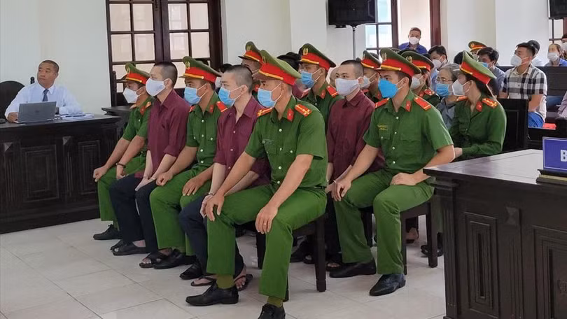 TAND huyện Đức Hòa vẫn đang tiếp tục xét xử sơ thẩm bị cáo Lê Tùng Vân và các đồng phạm tại Tịnh thất Bồng Lai. Ảnh: Lao động TAND huyện Đức Hòa vẫn đang tiếp tục xét xử sơ thẩm bị cáo Lê Tùng Vân và các đồng phạm tại Tịnh thất Bồng Lai. Ảnh: Lao động