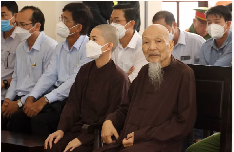 Ông Lê Tùng Vân (phải) tại toà. Ảnh: Hoàng Nam (VNE) Ông Lê Tùng Vân (phải) tại toà. Ảnh: Hoàng Nam (VNE)