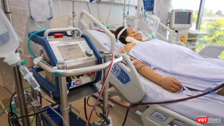Điều trị bệnh nhân nặng tại Bệnh viện Hồi sức COVID-19. Ảnh: Hải An 