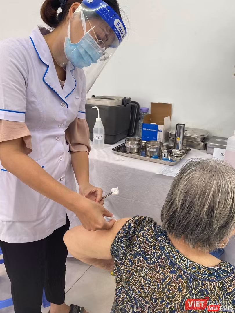 Trong đợt tiêm chủng COVID-19 đang tiến hành, người cao tuổi là đối tượng ưu tiên được lập danh sách, mời đi chích ngừa