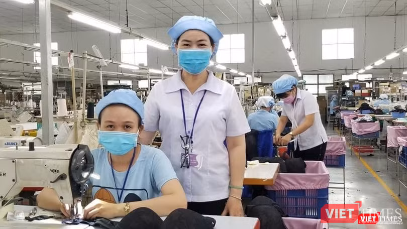 Nữ công nhân gửi con nhỏ về quê để ở lại trong nhà máy "ba tại chỗ"