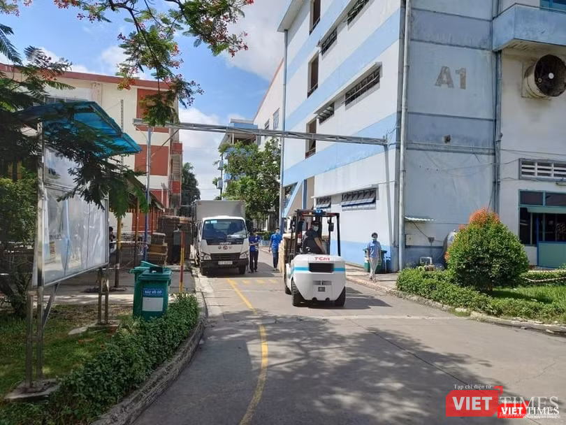 Kiểm tra đảm bảo sản xuất an toàn ở vùng dịch - Ảnh: BYT