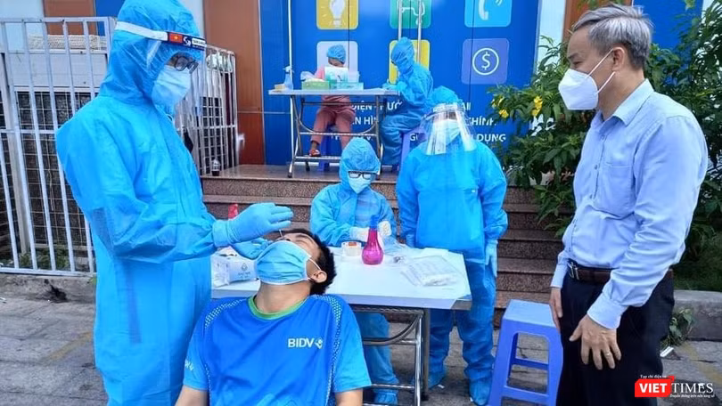 TS Nguyễn Hùng Long (phải) - Phó Cục trưởng Cục An toàn thực phẩm (Bộ Y tế) giám sát các sinh viên ĐH Y Dược Thái Bình lấy mẫu xét nghiệm (Ảnh: BYT) 