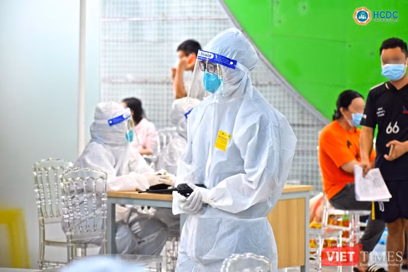 Đón tiếp, hướng dẫn, làm thủ tục nhập viện cho bệnh nhân COVID-19 - Ảnh: HCDC Đón tiếp, hướng dẫn, làm thủ tục nhập viện cho bệnh nhân COVID-19 - Ảnh: HCDC