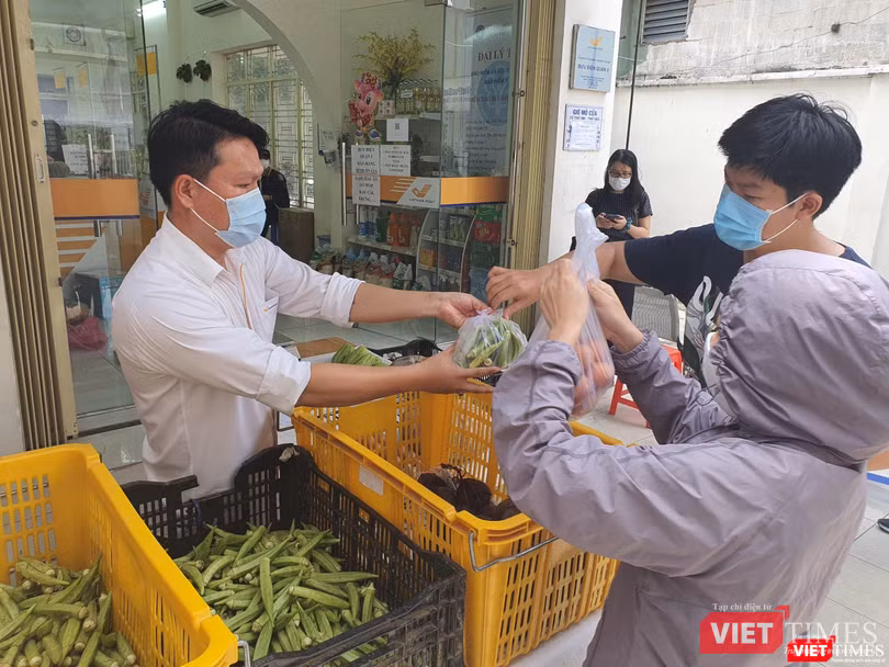 Điểm bán hàng lưu động bình ổn giá rau củ ở TP.HCM - Ảnh: Lê Toàn Điểm bán hàng lưu động bình ổn giá rau củ ở TP.HCM - Ảnh: Lê Toàn