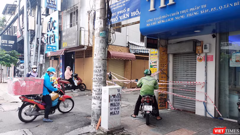 Shipper vận chuyển hàng thiết yếu tới khu phong toả, cách ly tại quận 10 (TP.HCM) - Ảnh: Hoà Bình