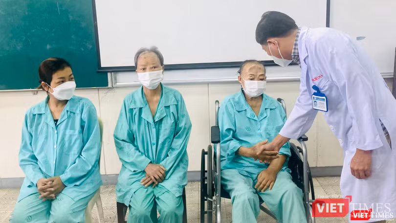 TS BS Trần Anh Bích, Phó khoa Tai Mũi Họng bệnh viện Chợ Rẫy (TP.HCM) hỏi thăm và chúc mừng các bệnh nhân đã phẫu thuật thành công