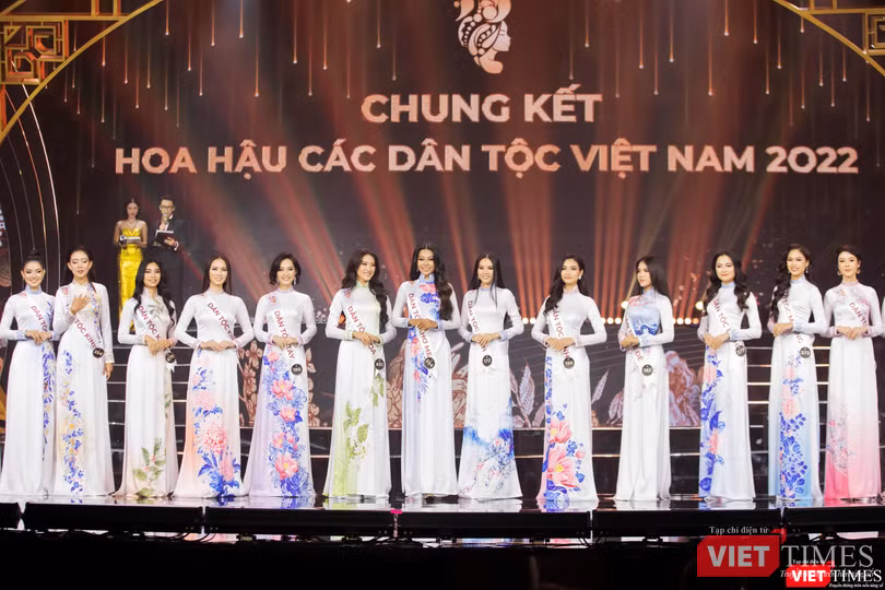 Trên nền nhạc ca khúc chủ đề “Những đoá hoa nắng mai”- một sáng tác của nhạc sĩ Châu Đăng Khoa là phần trình diễn của 30 thí sinh ở vòng chung kết trong trang phục áo dài Trên nền nhạc ca khúc chủ đề “Những đoá hoa nắng mai”- một sáng tác của nhạc sĩ Châu Đăng Khoa là phần trình diễn của 30 thí sinh ở vòng chung kết trong trang phục áo dài
