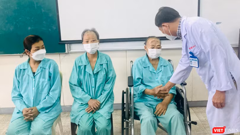 TS BS Trần Anh Bích, Phó khoa Tai Mũi Họng bệnh viện Chợ Rẫy hỏi thăm và chúc mừng các bệnh nhân đã phẩu thuật thành công