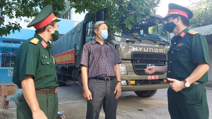 Thứ trưởng Bộ Y tế Nguyễn Trường Sơn đã đi kiểm tra công tác tiếp nhận, sắp xếp kho tiền phương phòng chống dịch COVID-19 khu vực miền Trung (Ảnh: Anh Văn) 
