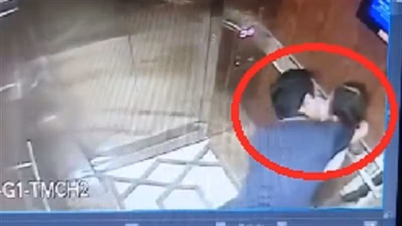 Gã đàn ông sàm sỡ bé gái trong thang máy