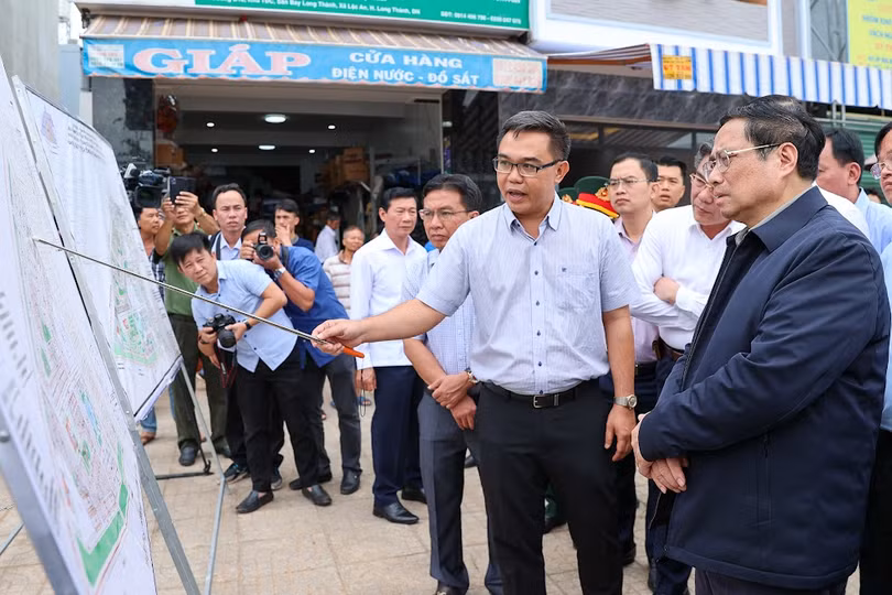 Đại diện đơn vị chức năng báo cáo Thủ tướng về quy hoạch khu tái định cư - Ảnh: VGP