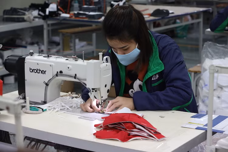 Sản xuất khẩu trang tại Công ty May TNG. May mặc là một trong những ngành sản xuất gặp khó khăn vì Covid-19. Ảnh: Ngọc Thành Sản xuất khẩu trang tại Công ty May TNG. Ảnh: Anh Minh