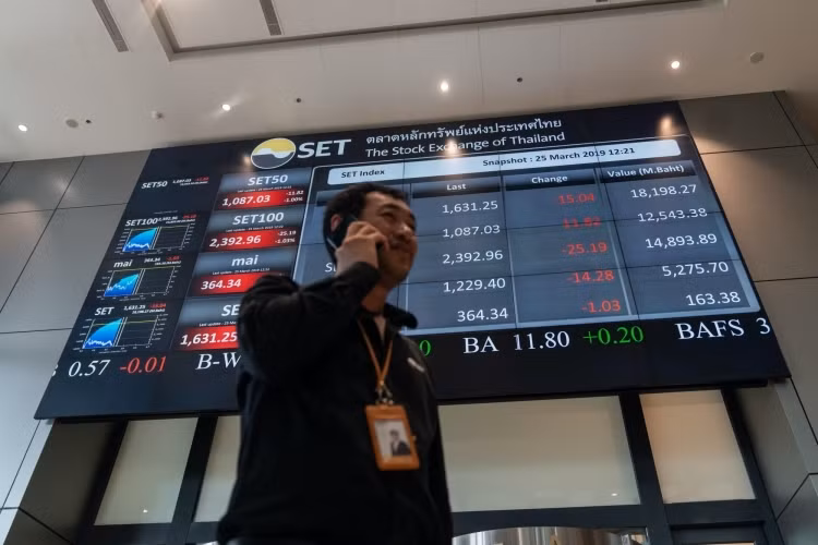 Bảng giao dịch điện tử bên ngoài Sở giao dịch chứng khoán Thái Lan (SET). Ảnh: Bloomberg Bảng giao dịch điện tử bên ngoài Sở giao dịch chứng khoán Thái Lan (SET). Ảnh: Bloomberg
