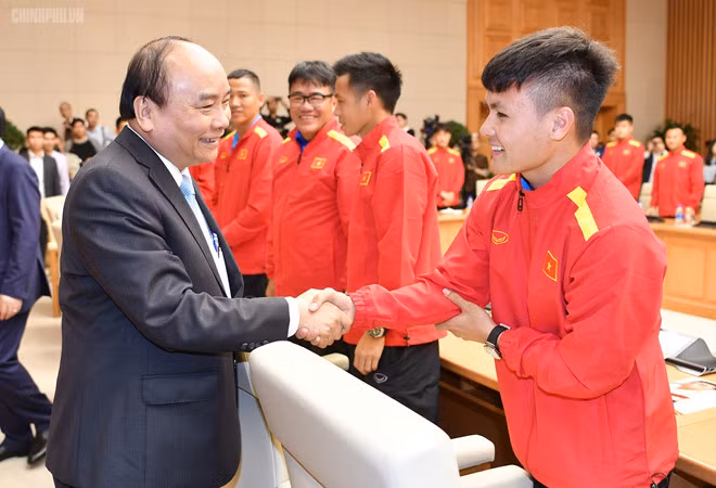 Thủ tướng Nguyễn Xuân Phúc khen ngợi đội tuyển Việt Nam (Ảnh: Chinhphu.vn)