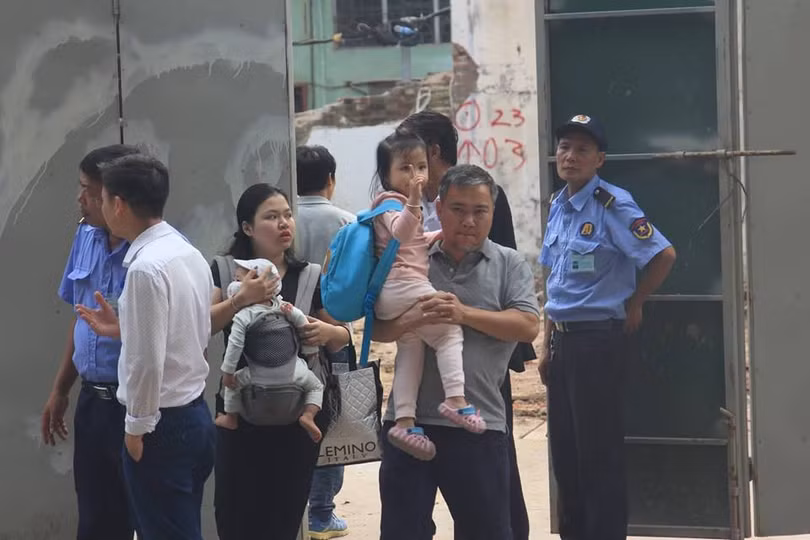 Sập tường nhà cạnh hồ Gươm, nhiều người bỏ chạy ảnh 9 sâp nhà,Hà Nội