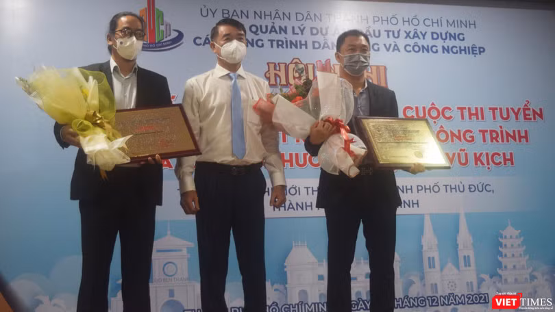 Ông Nguyễn Văn Trường – Phó Giám đốc Ban QLDA ĐTXD trao giải cho 2 đơn vị đồng Giải Nhì. Ảnh: Hoà Bình 