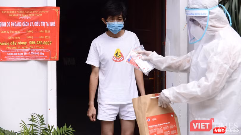 Phát thuốc cho gia đình đang có F0 điều trị tại nhà - Ảnh: HCDC Phát thuốc cho gia đình đang có F0 điều trị tại nhà - Ảnh: HCDC