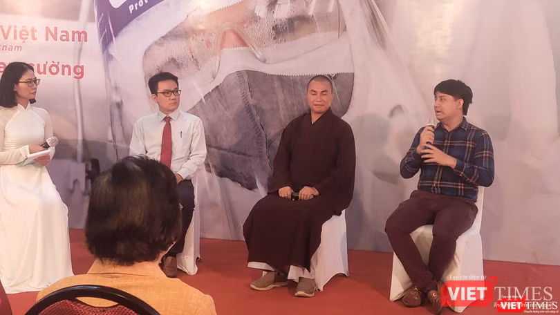 PGS.TS. BS. Lê Minh Khôi – Phó Giám đốc Trung tâm Hồi sức COVID-19 Bệnh viện Đại học Y Dược TP.HCM, sư thầy đại diện bếp ăn Tường Nguyên (huyện Nhà Bè) mỗi ngày nấu hàng ngàn phần ăn ủng hộ bệnh viện dã chiến, khu cách ly; CEO Hoàng Tuấn Anh – ông chủ ATM Gạo. Mỗi nhân vật đều là những câu chuyện xúc động - Ảnh: Hoà Bình PGS.TS. BS. Lê Minh Khôi – Phó Giám đốc Trung tâm Hồi sức COVID-19 Bệnh viện Đại học Y Dược TP.HCM, sư thầy đại diện bếp ăn Tường Nguyên (huyện Nhà Bè) mỗi ngày nấu hàng ngàn phần ăn ủng hộ bệnh viện dã chiến, khu cách ly; CEO Hoàng Tuấn Anh – ông chủ ATM Gạo. Mỗi nhân vật đều là những câu chuyện xúc động - Ảnh: Hoà Bình