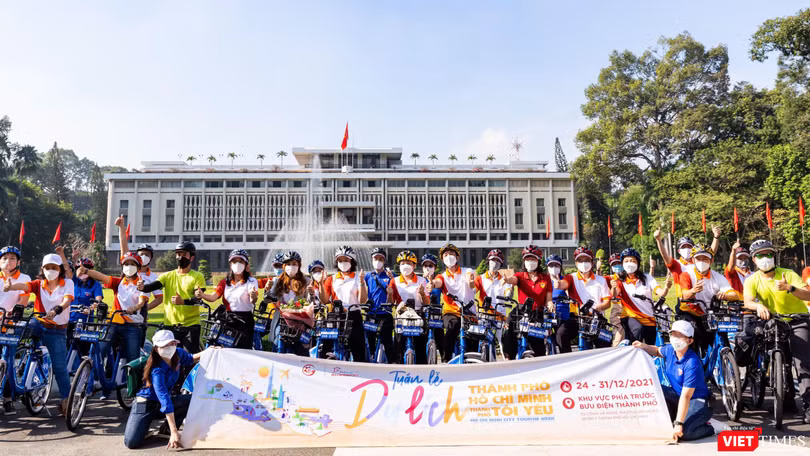 Đoàn lãnh đạo Thành phố và đại biểu tham gia chương trình đạp xe đạp diễu hành qua Dinh Độc Lập 