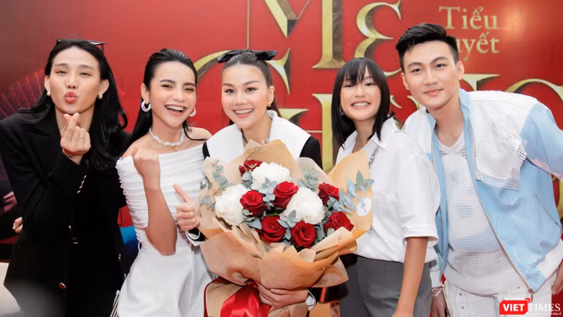 Nhiều sao trẻ tới chúc mừng Thanh Hằng ra mắt tiểu thuyết "Mẹ chồng" 