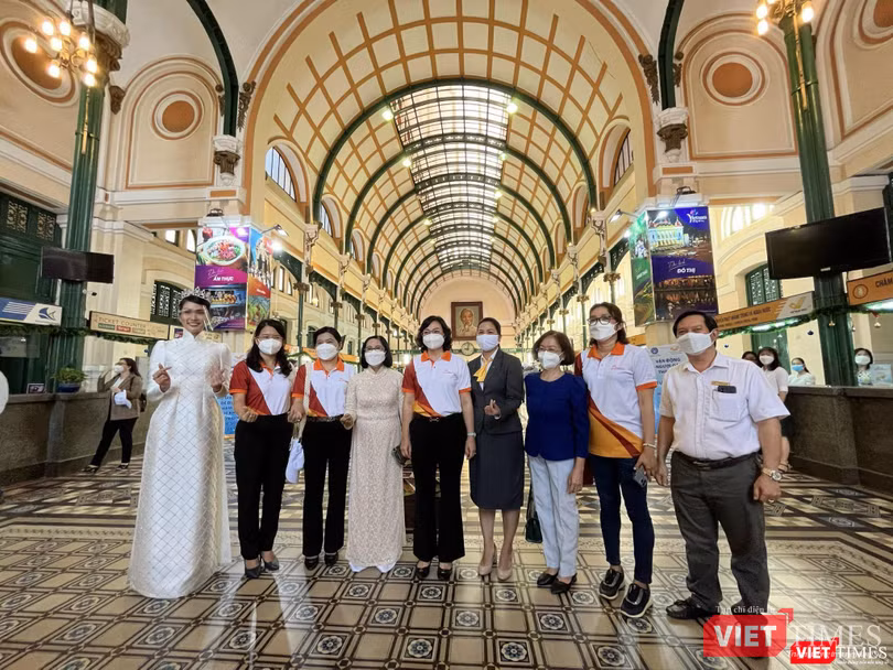 Đại biểu, khách mời tham quan Bưu điện TP.HCM sau Lễ phát động Đại biểu, khách mời tham quan Bưu điện TP.HCM sau Lễ phát động