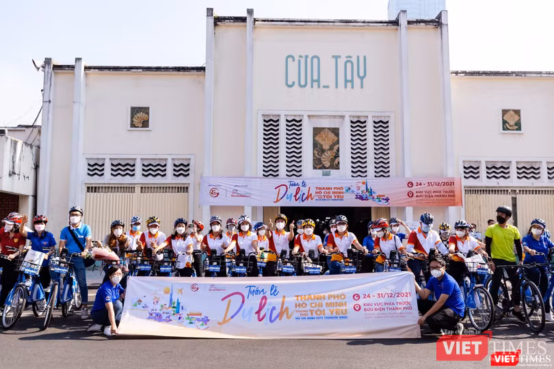 Đoàn lãnh đạo TP và đại biểu đạp xe đạp diễu hành qua Chợ Bến Thành Đoàn lãnh đạo TP và đại biểu đạp xe đạp diễu hành qua Chợ Bến Thành