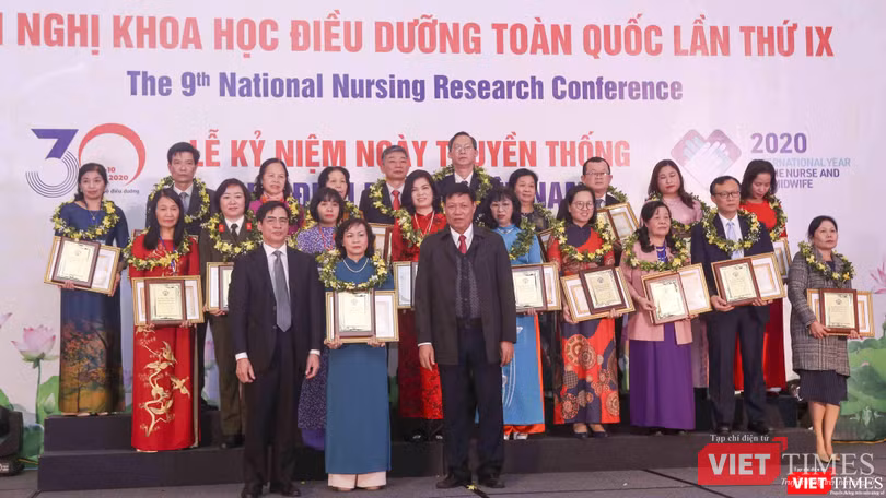 Vinh danh các điều dưỡng viên xuất sắc tại Hội nghị khoa học điều dưỡng toàn quốc 2020 (Ảnh: Thanh Hằng) Vinh danh các điều dưỡng viên xuất sắc tại Hội nghị khoa học điều dưỡng toàn quốc 2020 (Ảnh: Thanh Hằng)