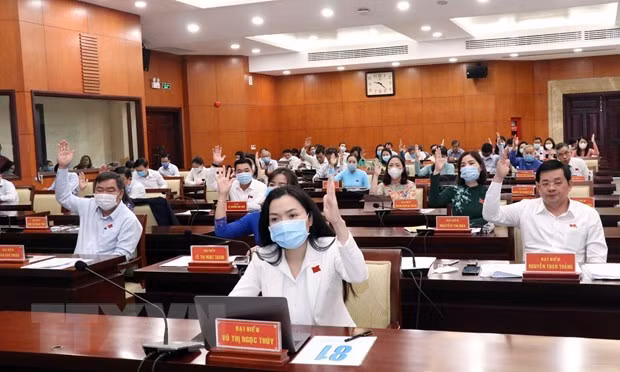Các đại biểu HĐND TP.HCM biểu quyết thông qua Dự thảo Nghị quyết. (Ảnh- Xuân Khu)