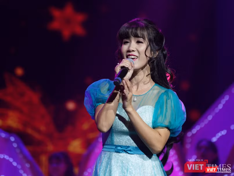 Không khí Noel trở nên rộn ràng khi ca sĩ Diệu Hiền xuất hiện lung linh trên sân khấu với giọng hát ngọt ngào qua bài hát "Đêm nay Noel về" Không khí Noel trở nên rộn ràng khi ca sĩ Diệu Hiền xuất hiện lung linh trên sân khấu với giọng hát ngọt ngào qua bài hát "Đêm nay Noel về"