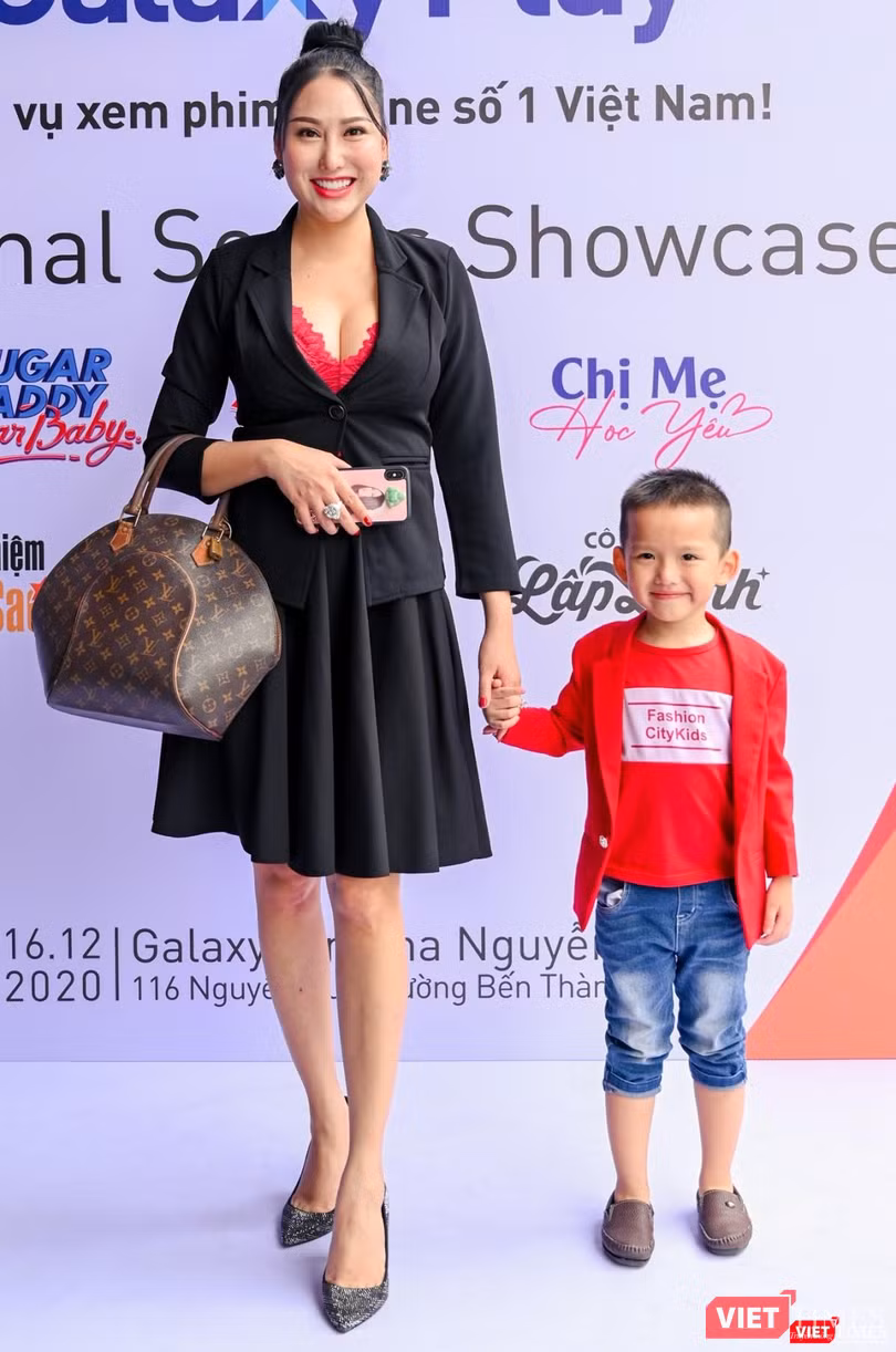Diễn viên Phi Thanh Vân và con đến dự lễ ra mắt loạt phim độc quyền Diễn viên Phi Thanh Vân và con đến dự lễ ra mắt loạt phim độc quyền