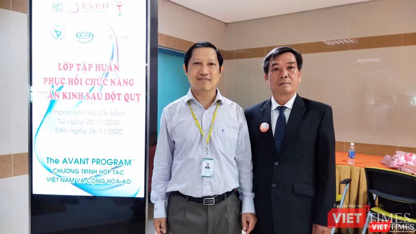 TS. BS Lê Văn Tuấn - Phó trưởng khoa Nội Thần kinh BV Chợ Rẫy và DS Lâm Thanh Hải tại chương trình tập huấn điều trị đột quỵ (Ảnh: Hoà Bình)
