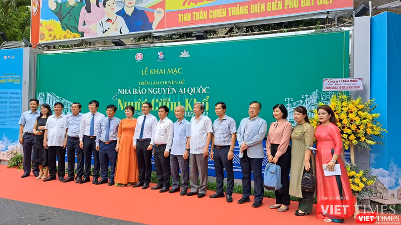Khai mạc Triển lãm "Nhà báo Nguyễn Ái Quốc và 100 năm Báo Người cùng khổ". Ảnh: Hòa Bình Khai mạc Triển lãm "Nhà báo Nguyễn Ái Quốc và 100 năm Báo Người cùng khổ". Ảnh: Hòa Bình