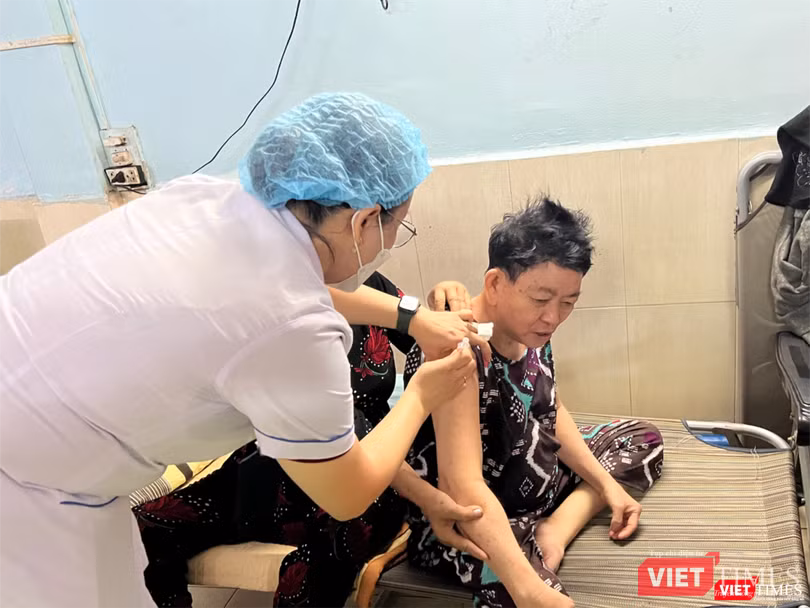 Tổ tiêm vắc xin tại nhà của Trạm Y tế Phường 25, Quận Bình Thạnh đến tiêm cho người dân (Ảnh chụp ngày 14/06/2022). Tổ tiêm vắc xin tại nhà của Trạm Y tế Phường 25, Quận Bình Thạnh đến tiêm cho người dân (Ảnh chụp ngày 14/06/2022).